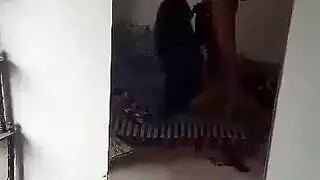 فم المراهقة ممتلئ بقضيب صلب في جنس جماعي بدبي