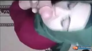 محجبة مثيرة تمتص القضيب بمهارة نجمات الأفلام الإباحية