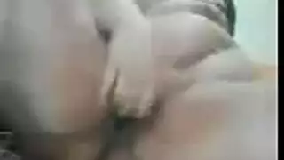 عاهرة محجبة تنك كسها بقوة وإثارة