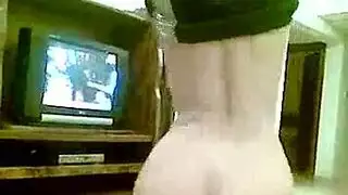 علاقة سرية: زوجة مصرية تؤدي رقصة تعرية عربية فاضحة