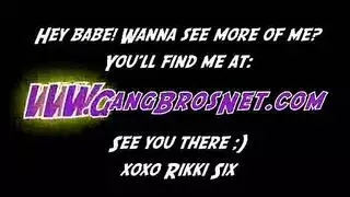 قنبلة شقراء ذات أثداء مستديرة مثالية وفرج غارق