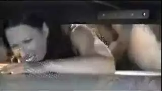 عالقة ومراقبة: خيال شهواني للتبول العلني