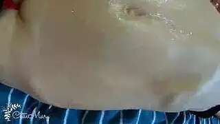 مراهقة هاوية ذات ثدي طبيعي تحصل على درس جنسي قاس