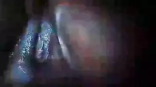 الجميلة الداكنة النحيفة مدمنة على قضيب أبيض يومي