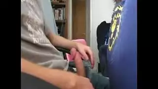 مراهقة مثيرة تظهر ثدييها الضخمين في وضعية إباحية صريحة