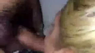 شقراء نحيلة تتعرض لتفحيط قاسي في طيزها وكسها