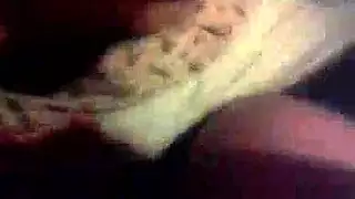 جنس مباشر على المسرح: زوجان هواة يمارسان الجنس أمام النار