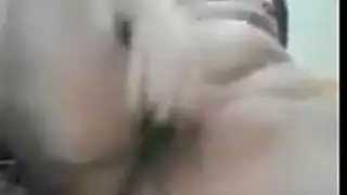 عاهرة محجبة مثيرة تحصل على كسها الضيق مضروبًا بقوة