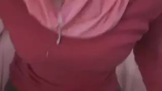 أم عربية هواة تقدم مص فوضوي وتأخذ حمولة ساخنة على وجهها