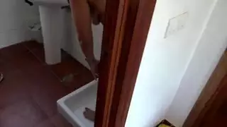 زبون بريطاني يفاجئ امرأة تركية بطلب التبول من فرائها الكثيف