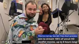 مشهد إباحي واقعي: الطبيب يجعل المراهقة تصرخ من هزات الجماع القوية بالهزاز