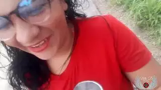 عرض إباحي علني: بينيلوبي أولسن تظهر بزازها العارية وكسها الرطب في العراء