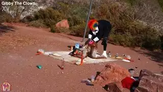 نسيت التوابل، لذا ناكتُ ديك الديك الرومي الكبير بكسري الضيق