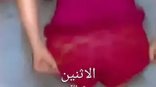 راقصة عربية إباحية تخلع ملابسها كشف مؤخرة كبيرة وثديين مثاليين