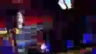 المتعرية الساخنة تمارس الجنس مع نفسها على العمود باستخدام لعبة