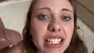 طالبة مثيرة تتفاخر بحلقها ومؤخرتها لمتعة قاسية