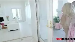 امراة ترضع ابنها وتفرك بكسها