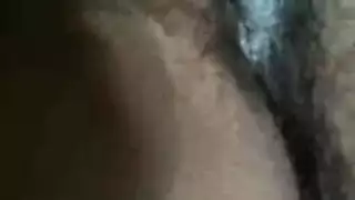 فتاة منحنية وموشومة تلمس مهبلها الكثيف بجانب الموقد