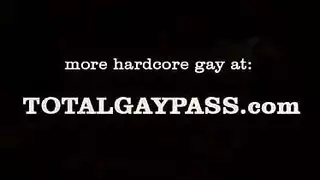 مراهقة ساخنة ذات أثداء كبيرة تمص قضيباً بإيحاءات إباحية