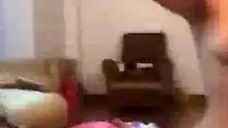مص قضيب في مركبة: آسيوية صغيرة تمص قضيبًا مدهونًا