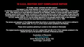 فتاة كبيرة الصدر تأخذ قضيبًا قاسيًا في مهبلها الضيق