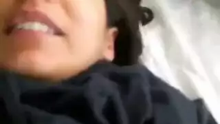 زوجان هاويان يصوران جنسًا عنيفًا زبه غارق في كسها المبلل