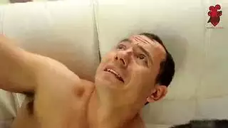 تم ضبطها عارية: رجل الأم يعطيها ضربات خلفية خشنة