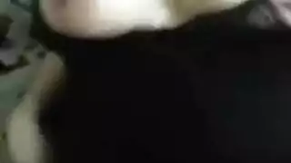 صديقة ذات ثدي كبير تكشف وتنك بقوة في مشهد إباحي صعب