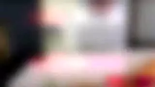مراهقة هايجة تضبطها زوجة أبيها وهي تلعب بكسيها على الأريكة، ثم تنزلان في سحاق مثيرة