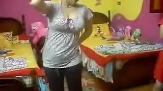 راقصة مصرية ناضجة تعرض نفسها بوقاحة وتلعب بصدورها بقوة