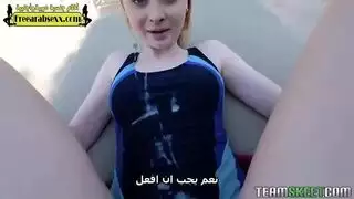 مبتلة ومتوحشة: شرج مراهقة شقراء بجانب المسبح
