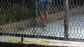 مراهقة نحيلة طويلة الشعر تأخذ قضيب صديقها الصلب مثل محترفة