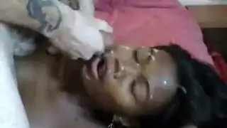 فتاة سمراء صغيرة تتباهى بكسها المفتوح