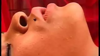 سكس سحاقيات مكثف: تقبيل عميق ولحس مهبل بدقة عالية