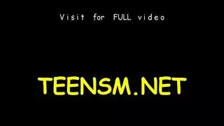 فتاة صغيرة نحيلة تحصل على مهبلها المبلل يتم تحفيزه بعمق