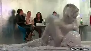 منطقة الطعام تتحول إلى مكان للجنس من أجل فيلم إباحي أوروبي صاخب