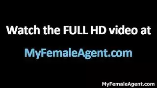 سمراء مثارة تستخدم لعبة بينما تأخذ عدة قضبان في فتحاتها