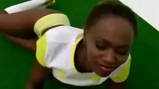 طقوس جنسية سرية: صديقتان تتناوبان على ركوب قضيبه الصلب