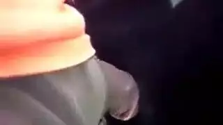 قضيب مراهق قاسٍ يضغط على مؤخرتها وهي مرتدية الملابس