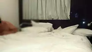 زوج مهزوم يشاهد زوجته تأخذ قضيب غريب ويدلك نفسه