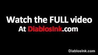 رجل محتال يمارس الجنس مع فتاة سمراء ممتلئة الجسم وشفتيها الرطبتين وفتحتها الضيقة