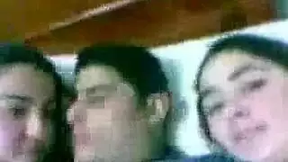 طليق مصري يحصل على مص ثنائي ثم ينيك نجمتين إباحيتين