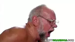 عاهرة شقراء مراهقة تستمتع باختراق عميق عنيف