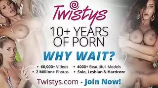 ‫العاهرة المبتلة تيفاني تاتوم تفتح ساقيها على مصراعيهما في حمام فقاعي إباحي